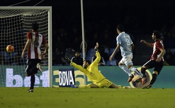 Raúl García bate a Sergio para anotar el 0-1 en Balaídos. (Miguel RIOPA / AFP)