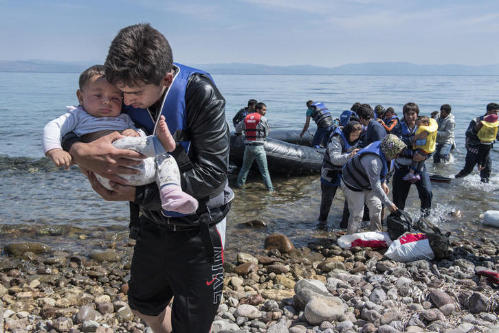 Lesbos irlara gomazko itsasontsi bat iristen