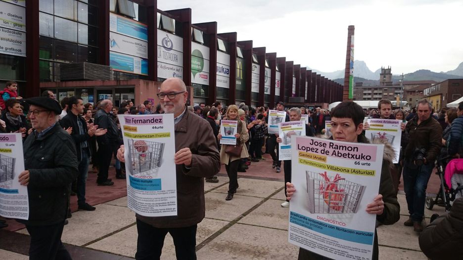 Larri gaixo daudenen askatasuna eskatzeko protesta Durangon