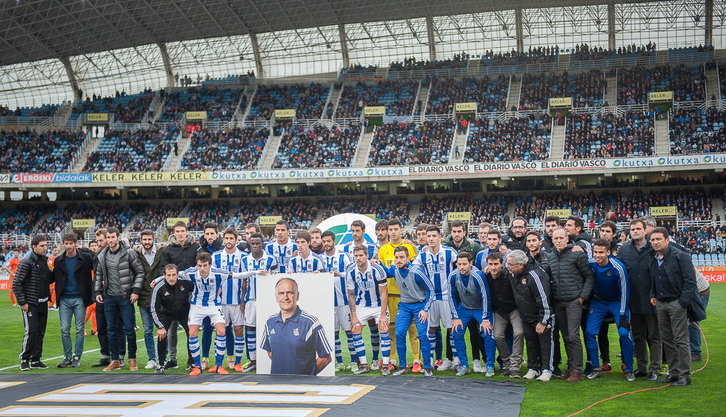 La Real ha recordado a Juan Carlos Samaniego, miembro del cuerpo técnico fallecido. (Juan Carlos RUIZ / ARGAZKI PRESS)