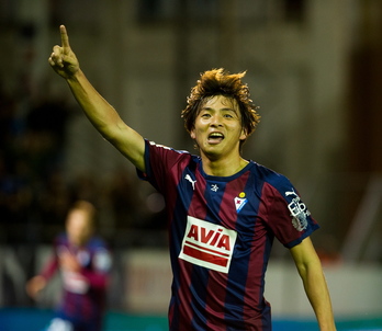 Inui celebra un gol. (Juanan RUIZ / ARGAZKI PRESS)