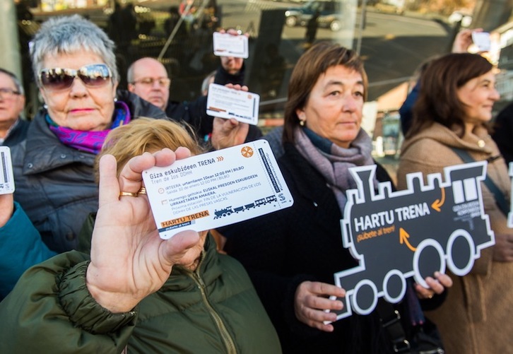 Sarekides han mostrado el billete del «tren de los derechos humanos». (ARGAZKI PRESS)