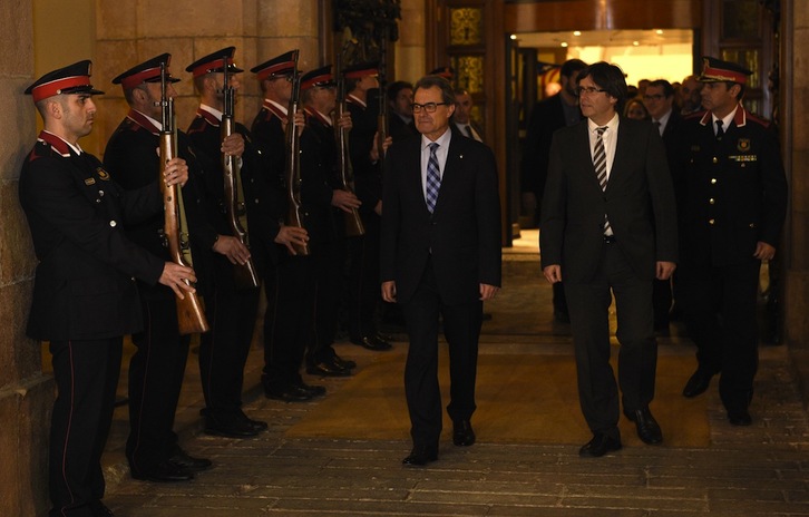 Artur Mas y Carles Puigdemont, antes de la investidura de ayer. (Lluis GENE / AFP)
