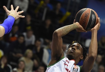 Darius Adams trata de anotar ante la defensa del Khimki. (AFP)