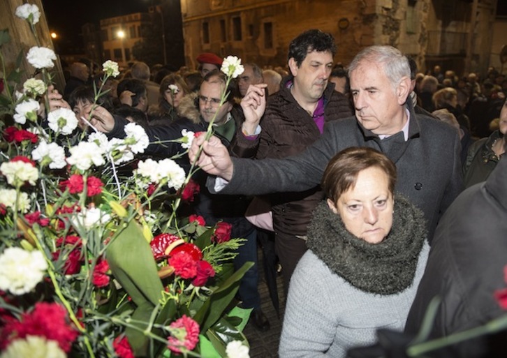 Ofrenda floral en recuerdo a las víctimas del bar Aldana, en Alonsotegi. (Monika DEL VALLE / ARGAZKI PRESS)