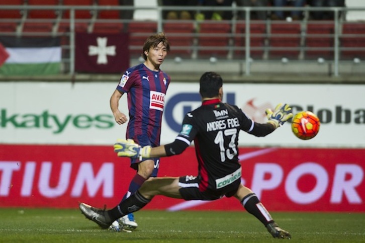 Inui bate a Andrés Fernández para anotar el 1-0. (Juanan RUIZ / ARGAZKI PRESS)