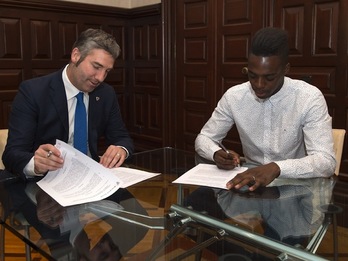 Josu Urrutia e Iñaki Williams, firmando el contrato. (ATHLETIC)