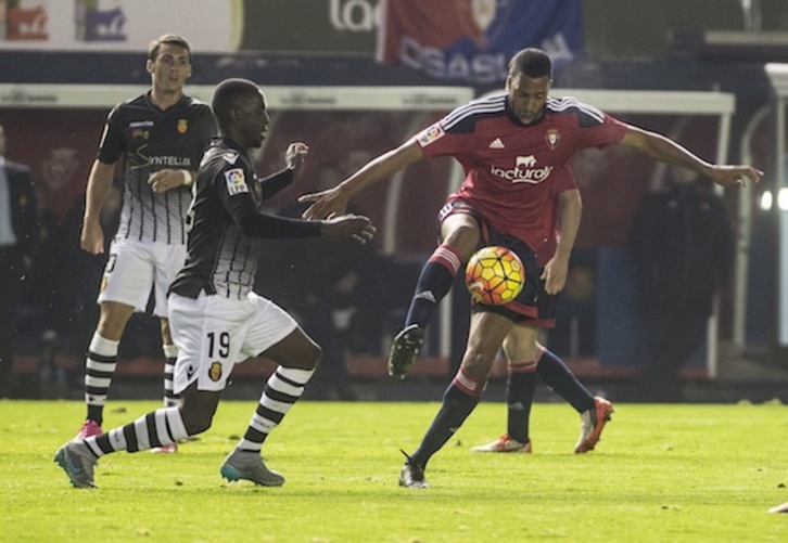 Jordan Loties, en un partido en El Sadar. (Jagoba MANTEROLA / ARGAZKI PRESS)