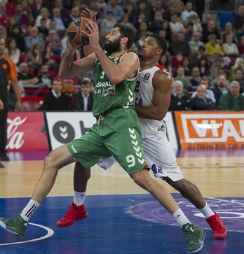 Bourousis ha alcanzado 30 de valoración ante el CSKA de Moscú. (Juanan RUIZ / ARGAZKI PRESS)