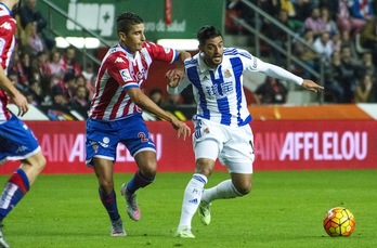 Vela trata de zafarse de la defensa sportinguista. (LA OTRA FOTO)