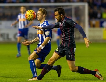 El Alavés mantiene el liderato tras vencer ante el Huesca. (Juanan RUIZ/ARGAZKI PRESS)