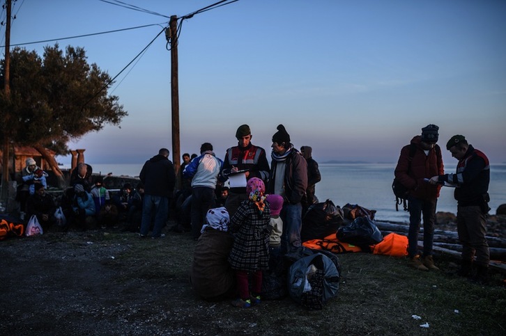 Refugiados en las costas turcas, dispuestos a cruzar el Egeo hacia las islas griegas. (Ozan KOSE / AFP)