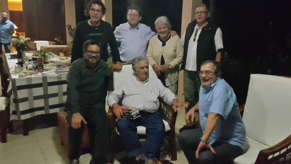 José Mujica junto a los representantes de las FARC. (@FARC_EPaz)