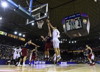 El baskonista Shengelia, en un lance del encuentro. (Josep LAGO/AFP)