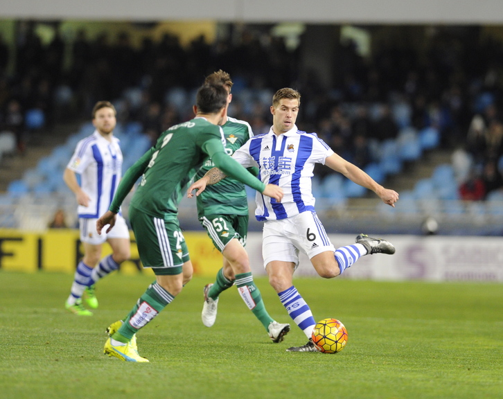 Iñigo Martinez ha marcado el segundo gol de los donostiarras. (Jon URBE / ARGAZKI PRESS)