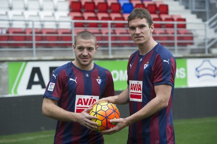 Radosevic y Ansotegi posan con la camiseta azulgrana. (Jon URBE / ARGAZKI PRESS)