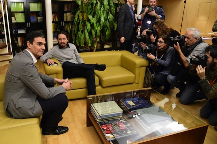 Pedro Sánchez y Pablo Iglesias, al comienzo de la reunión. (Javier SORIANO / AFP) 