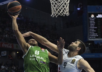 Hanga busca la canasta madridista pese a la oposición de Reyes. (Curto DE LA TORRE / AFP)