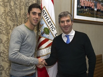 Athleticeko presidente Josu Urrutia eta Sabin Merino, elkarri bostekoa ematen. (ATHLETIC-CLUB.EUS)