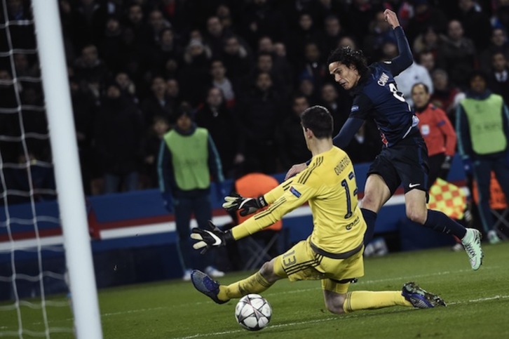 Cavani supera por bajo la salida de Courtois. (Miguel MEDINA / AFP))