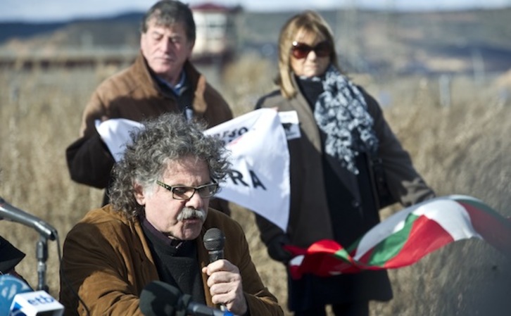 Joan Tardà, durante un acto a las afueras de la prisión de Logroño. (Jagoba MANTEROLA/ARGAZKI PRESS)