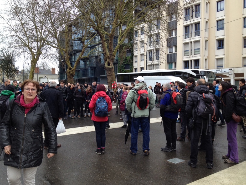 Cuatro autobuses se han desplazado hasta Rennes en solidaridad con Lorentxa Guimon.