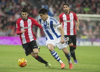 Yuri se lleva el balón ante Susaeta. (Monika DEL VALLE / ARGAZKI PRESS)