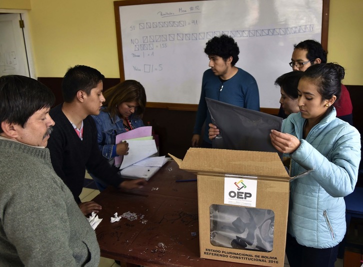 Miembros de la junta electoral de Bolivia, en un colegio de La Paz. (Aizar RALDES / AFP)