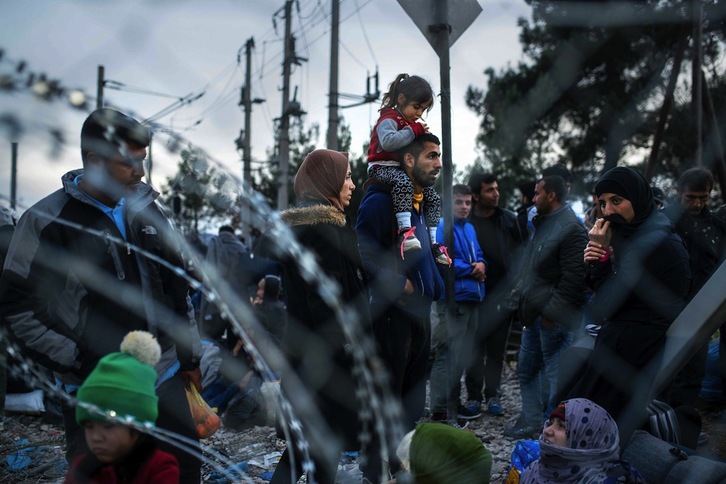 Refugiados afganos en la frontera entre Grecia y Macedonia. (Robert ATANASOVSKI / AFP)