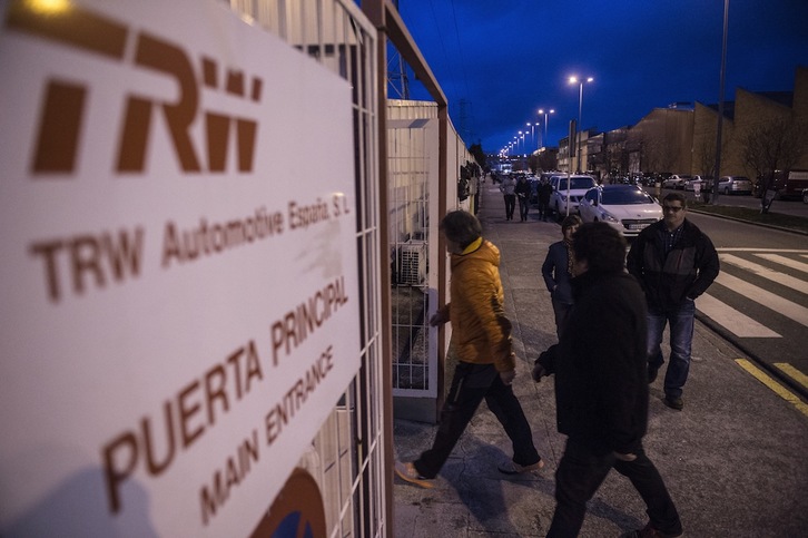 El incendio de una máquina en TRW fue controlado en poco tiempo. (Jagoba MANTEROLA / ARGAZKI PRESS)