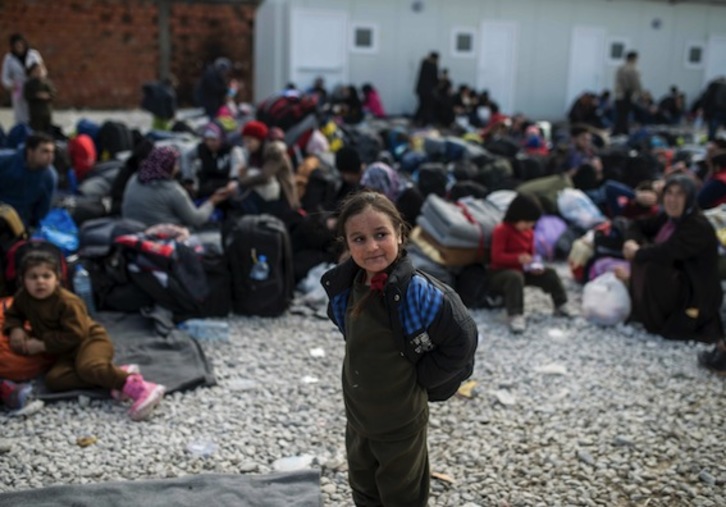 Un grupo de refugiados entre Grecia y Macedonia. (Robert ATANASOVSKI/AFP)