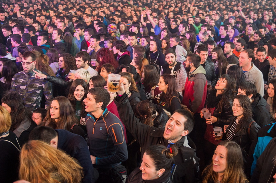 Jendea kontzertuaz gozatzen 40 Minutu Rock jaialdian. (ARGAZKI PRESS)