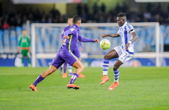 El jugador realista Bruma, en un momento del enfrentamiento con el Málaga. (Gorka RUBIO / ARGAZKI PRESS)