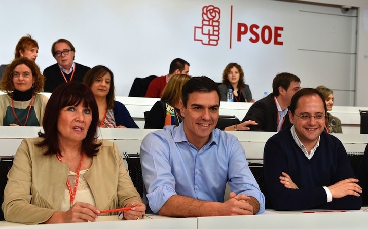 Pedro Sánchez, entre Micaela Navarro y César Luena, en la reunión del Comité Federal. (Gerard JULIEN/AFP) 