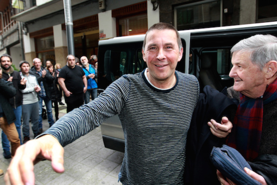 Arnaldo Otegi à son arrivée dans sa ville natale, Elgoibar. © Bob Edme