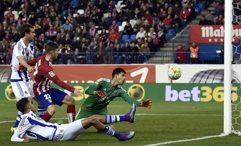 Reyes ha marcado en propia puerta en el minuto 8. Ha sido el principio del fin. (GERARD JULIEN / AFP)