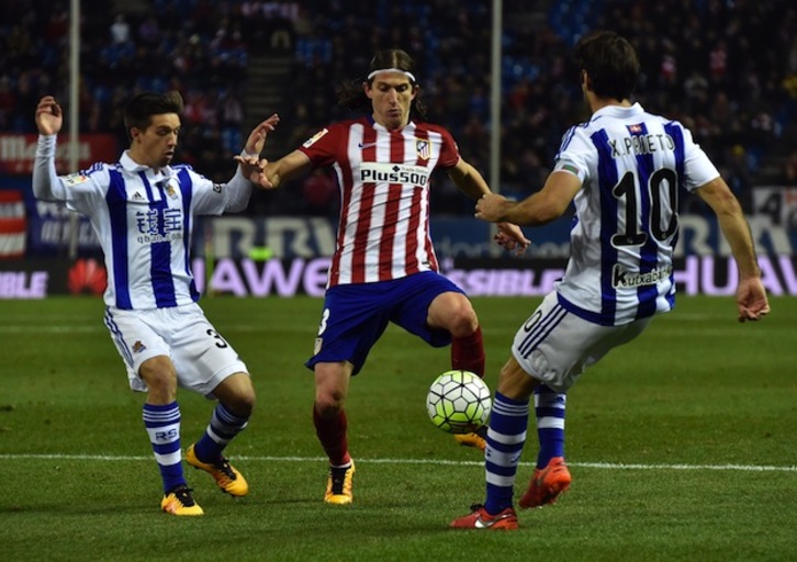 Eneko Capilla, con Filipe Luis y Xabi Prieto en un lance antes de su lesión. (Gerard JULIEN / AFP)