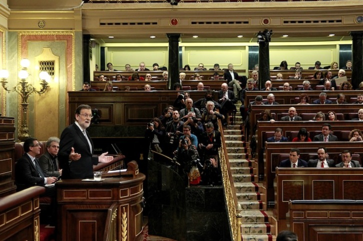 Mariano Rajoy se ha dirigido a Pedro Sánchez durante el debate de investidura. (J.DANAE/ARGAZKI PRESS)