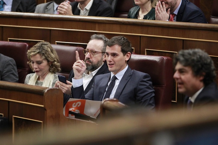 Albert Rivera hace gestos desde su escaño. (J.DANAE/ARGAZKI PRESS)