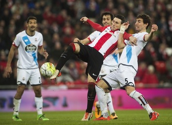 Aduriz, rodeado de deportivistas, trata de controlar el balón. (Marisol RAMÍREZ / ARGAZKI PRESS)