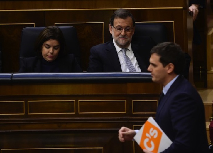 Albert Rivera pasa frente a Rajoy y Sáenz de Santamaría, durante la sesión de ayer. (Pierre-Philippe MARCOU/AFP)