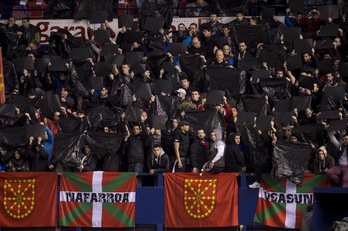 Protesta de Indar Gorri en El Sadar por la que ha sido multado Osasuna. (Iñigo URIZ / ARGAZKI PRESS)