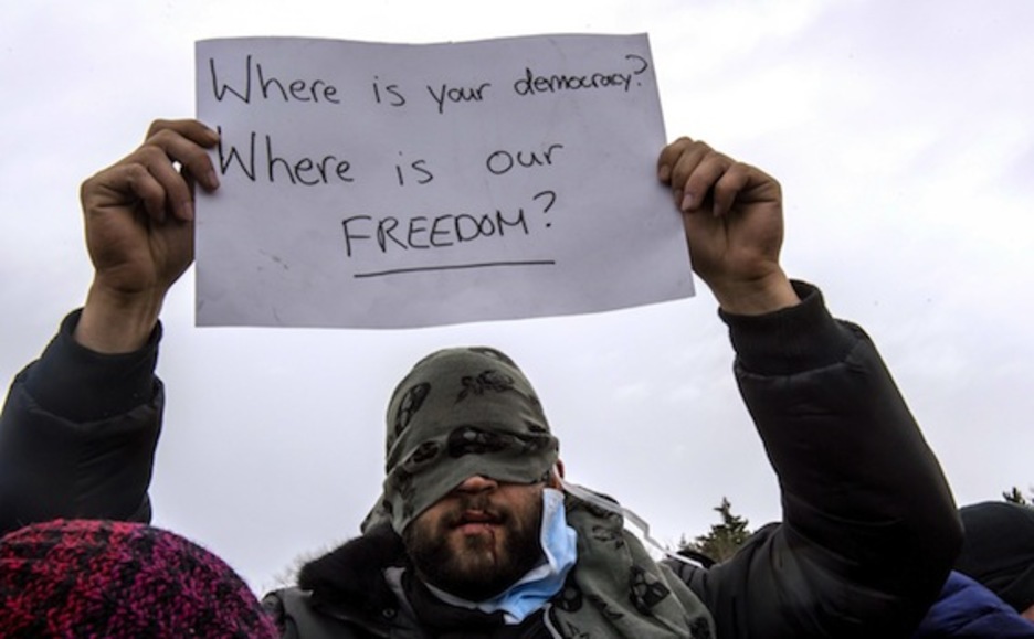 Un iraní, con la boca cosida, protesta contra el desalojo de Calais. (Philippe HUGUEN/AFP) 