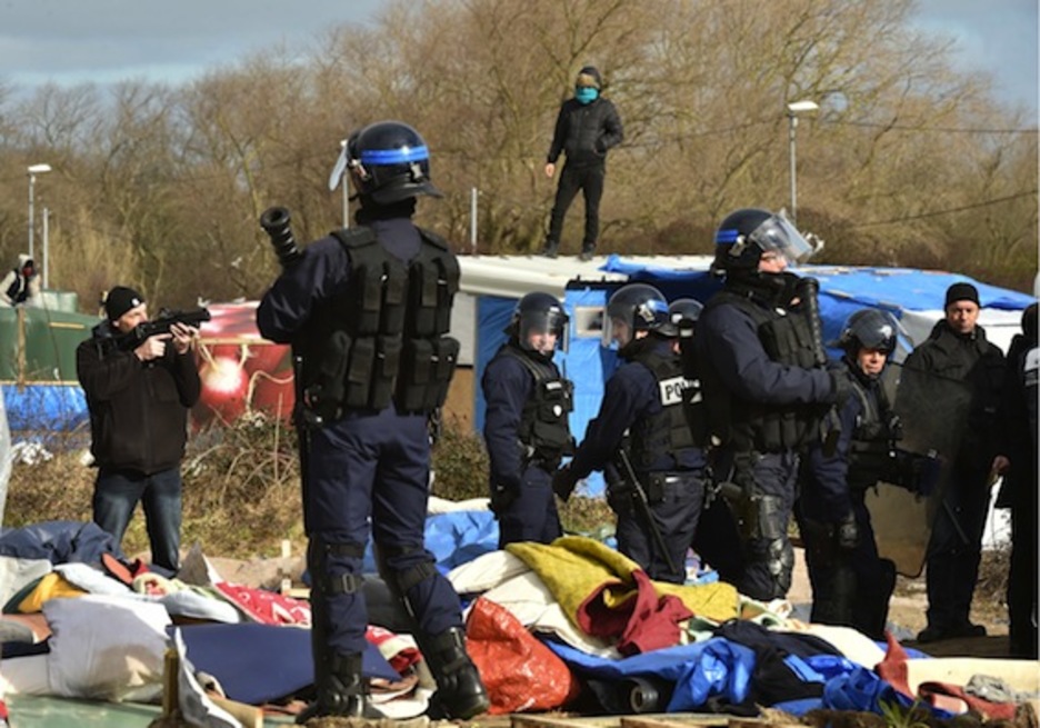 Agentes antidisturbios, en ‘La Jungla’. (Philippe HUGUEN/AFP) 