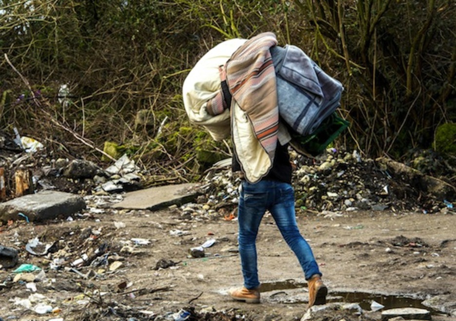 Un hombre transporta varias mantas. (Philippe HUGUEN/AFP)