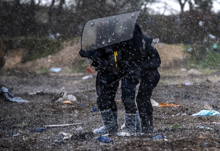 Agentes antidisturbios, bajo una tormenta de granizo. (Philippe HUGUEN/AFP) 