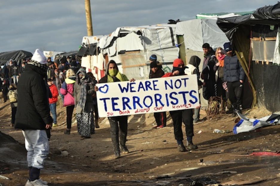 Protesta bajo el lema «No somos terroristas» en el campamento. (Philippe HUGUEN/AFP)  