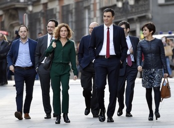 Pedro Sánchez, junto a otros compañeros de partido a su llegada al Congreso. (Gerard JULIEN / AFP)