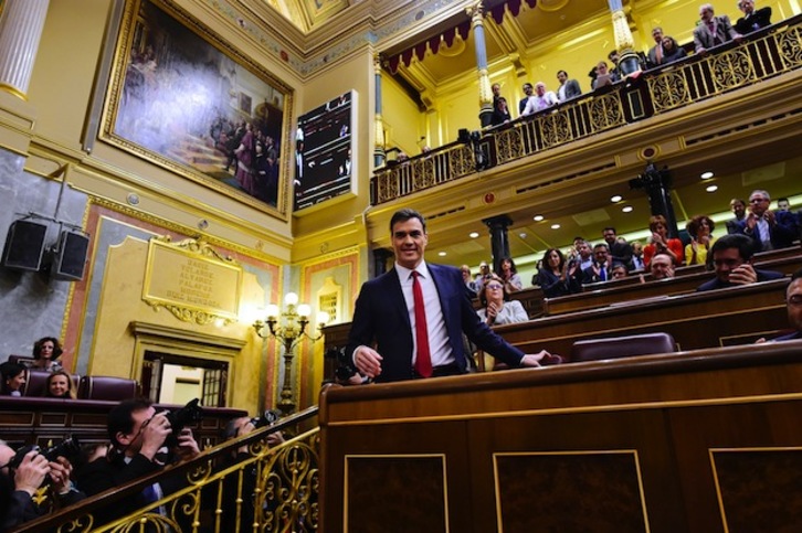 Pedro Sánchez ocupa su escaño al inicio de la sesión. (PIERRE-PHILIPPE MARCOU / AFP)