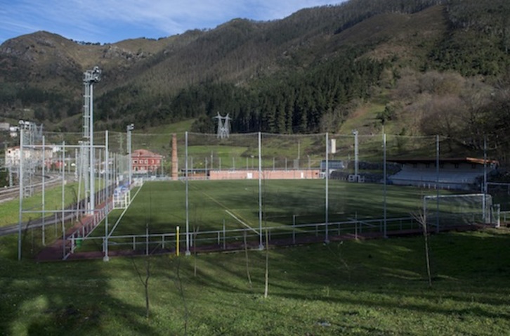 Campo de fútbol de Alonsotegi, en cuya construcción el juez aprecia posibles irregularidades. (Luis JAUREGIALTZO/ARGAZKI PRESS)